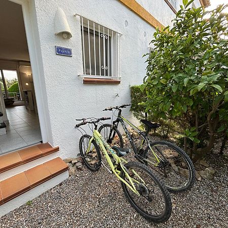 ל'אסטרטיט Casas Plus Costa Brava מראה חיצוני תמונה